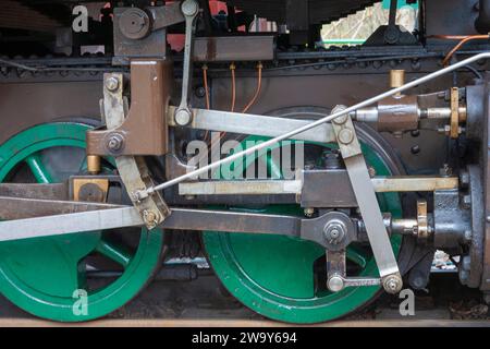 Gros plan des roues motrices et des bielles de la locomotive à vapeur « axe », un moteur de classe Joffre sur le Lynton and Barnstaple Railway, Devon, Royaume-Uni Banque D'Images