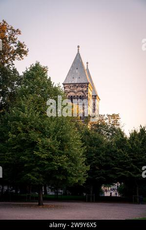 Les tours de la cathédrale de Lund à la lumière d'automne Banque D'Images