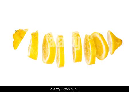 Zitrone in Scheiben geschnitten und frei schwebend vor weißem hintergrund. Un citron coupé en tranches devant un fond blanc Banque D'Images