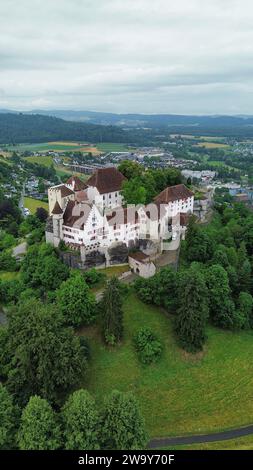 Vue aérienne par drone du château de Lenzburg (château de Lenzburg, forteresse sur colline à Lenzburg, canton d'Argovie, Suisse. Château historique médiéval). Banque D'Images