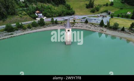 Vue aérienne par drone du lac de Resia (Reschensee avec clocher submergé à Curon Venosta, Sud-Tyrol, Alpes italiennes, Italie. Banque D'Images