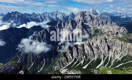 Vue aérienne par drone des sommets emblématiques des Tre Cime di Lavaredo à Auronzo di Cadore, Belluno, Dolomites, Italie. Paysage montagneux à angle élevé. Banque D'Images