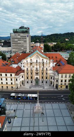 Vue aérienne par drone de l'église ursuline de la Très Sainte Trinité (Uršulinska cerkev) au 21 de la Slovenska cesta, Ljubljana, Slovénie. Monument baroque. Banque D'Images