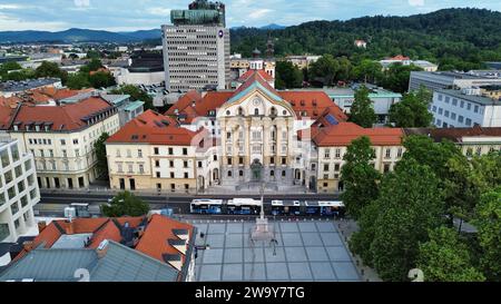 Drone photo Église Ursuline de la Sainte Trinité, Cerkev SV. Trojice Ljubljana Slovénie Europe Banque D'Images