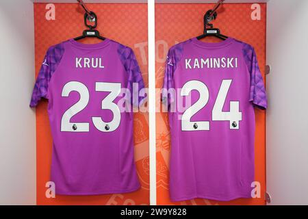 Luton, Royaume-Uni. 30 décembre 2023. Les maillots du gardien Tim Krul (23 ans) et du gardien Thomas Kaminski (24 ans) de Luton Town sont dans le vestiaire à domicile avant le match de Premier League entre Luton Town et Chelsea à Kenilworth Road, Luton, Angleterre le 30 décembre 2023. Photo de David Horn. Crédit : Prime Media Images/Alamy Live News Banque D'Images
