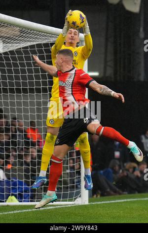 Luton, Royaume-Uni. 30 décembre 2023. Le gardien de but Djordje Petrovic (28 ans) de Chelsea se rassemble sous la pression de Ross Barkley (6 ans) de Luton Town lors du match de Premier League entre Luton Town et Chelsea à Kenilworth Road, Luton, Angleterre le 30 décembre 2023. Photo de David Horn. Crédit : Prime Media Images/Alamy Live News Banque D'Images