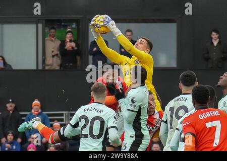 Luton, Royaume-Uni. 30 décembre 2023. Le gardien de but Djordje Petrovic (28 ans) de Chelsea se rassemble sous la pression de Gabe Osho (2 ans) de Luton Town lors du match de Premier League entre Luton Town et Chelsea à Kenilworth Road, Luton, Angleterre le 30 décembre 2023. Photo de David Horn. Crédit : Prime Media Images/Alamy Live News Banque D'Images