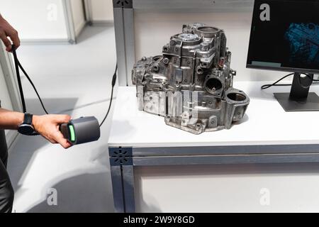 Ingénieur scanne les détails avec le scanner 3D pour la rétro-ingénierie. Banque D'Images