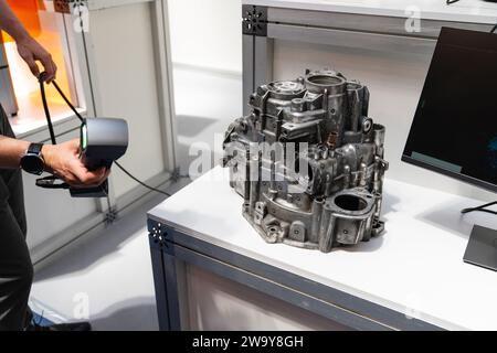 Ingénieur scanne les détails avec le scanner 3D pour la rétro-ingénierie. Banque D'Images