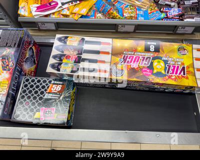 Bavière, Allemagne - 30 décembre 2023 : feux d'artifice de la Saint-Sylvestre sur une bande transporteuse de caisse dans un magasin discount allemand *** Silvester Feuerwerk auf einem Kassenband BEI einem deutschen discounter Banque D'Images