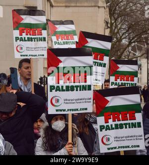 Londres, Royaume-Uni. 30 décembre 2023. Les manifestants pro-palestiniens se rassemblent devant Downing Street pour appeler à un cessez-le-feu alors que la guerre entre Israël et le Hamas se poursuit. Crédit : Vuk Valcic/Alamy Live News Banque D'Images