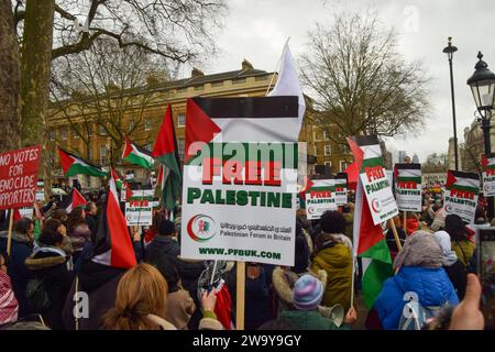 Londres, Royaume-Uni. 30 décembre 2023. Les manifestants pro-palestiniens se rassemblent devant Downing Street pour appeler à un cessez-le-feu alors que la guerre entre Israël et le Hamas se poursuit. Crédit : Vuk Valcic/Alamy Live News Banque D'Images