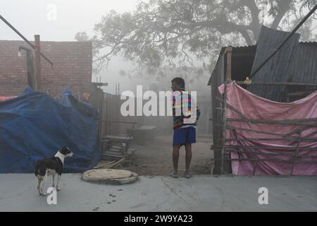 Ayodhya, Inde. 27 décembre 2023. Un homme se tient devant sa boutique partiellement démolie, qui fait partie du projet d’élargissement de la route pour construire le temple RAM un matin d’hiver brumeux à Ayodhya. La saison d'hiver, qui commence en octobre et dure jusqu'en mars, est le meilleur moment pour visiter Ayodhya. Les températures pendant cette saison varient entre 20°C pendant la journée et 5°C la nuit. (Photo de Biplov Bhuyan/SOPA Images/Sipa USA) crédit : SIPA USA/Alamy Live News Banque D'Images