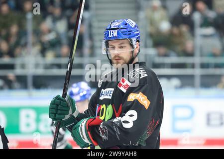 Augsbourg, Deutschland 30. Dezember 2023 : 1. DEL - 2023/2024 - SP.33 - Augsburger Panther vs Schwenninger Wild Wings im Bild : Maximilian Renner (Augsburger Panther) Banque D'Images