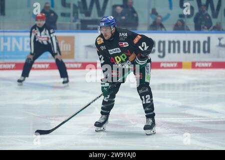 Augsbourg, Deutschland 30. Dezember 2023 : 1. DEL - 2023/2024 - SP.33 - Augsburger Panther vs Schwenninger Wild Wings im Bild : Mirco Sacher (Augsburger Panther) Banque D'Images