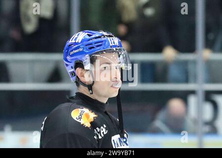 Augsbourg, Deutschland 30. Dezember 2023 : 1. DEL - 2023/2024 - SP.33 - Augsburger Panther vs Schwenninger Wild Wings im Bild : Matt Puempel (Augsburger Panther) Banque D'Images