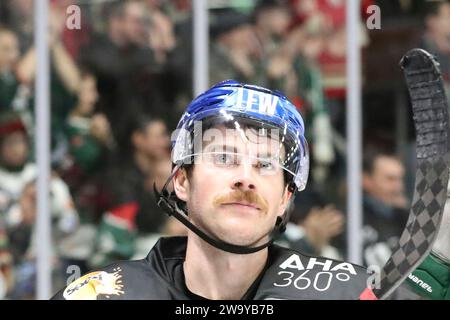 Augsbourg, Deutschland 30. Dezember 2023 : 1. DEL - 2023/2024 - SP.33 - Augsburger Panther vs Schwenninger Wild Wings im Bild : Chris Collins (Augsburger Panther) Banque D'Images