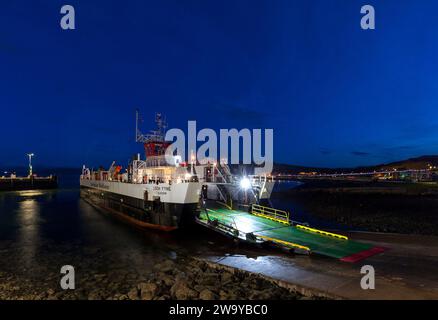 Le ferry Caledonian McBrayne Loch Fyne à Largs Slipway avec la première traversée de la journée à Cumbrae Slip, Millport Banque D'Images