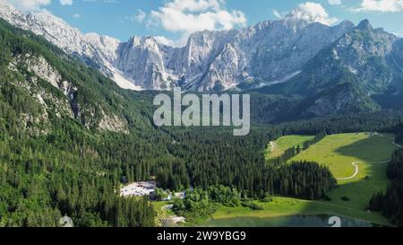 Drone photo lac fusine superior, Lago di fusine Superiore dolomites italie europe Banque D'Images