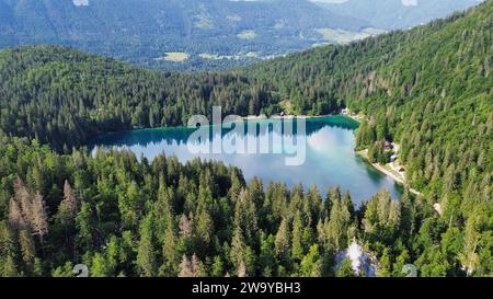 Drone photo lac fusine superior, Lago di fusine Superiore dolomites italie europe Banque D'Images