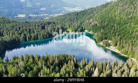 Drone photo lac fusine superior, Lago di fusine Superiore dolomites italie europe Banque D'Images