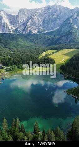 Drone photo lac fusine superior, Lago di fusine Superiore dolomites italie europe Banque D'Images