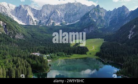 Drone photo lac fusine superior, Lago di fusine Superiore dolomites italie europe Banque D'Images