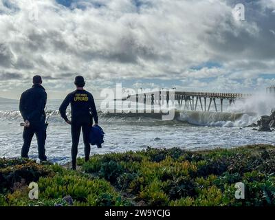 30 décembre 2023, Santa Barbara/Ventura, Californie, États-Unis: deux Life Guards expérimentés gardent un œil sur les surfeurs et les spectateurs du diable d'ardre tandis que Monster, King Tides, apporte des vagues spectaculaires après la tempête à la belle Rincon point, au sud de Carpinteria dans le comté de Santa Barbara et juste au nord de Ventura, le 30 décembre 2023 (Credit image : © Amy Katz/ZUMA Press Wire) À USAGE ÉDITORIAL UNIQUEMENT ! Non destiné à UN USAGE commercial ! Banque D'Images