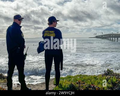 30 décembre 2023, Santa Barbara/Ventura, Californie, États-Unis: deux Life Guards expérimentés gardent un œil sur les surfeurs et les spectateurs du diable d'ardre tandis que Monster, King Tides, apporte des vagues spectaculaires après la tempête à la belle Rincon point, au sud de Carpinteria dans le comté de Santa Barbara et juste au nord de Ventura, le 30 décembre 2023 (Credit image : © Amy Katz/ZUMA Press Wire) À USAGE ÉDITORIAL UNIQUEMENT ! Non destiné à UN USAGE commercial ! Banque D'Images