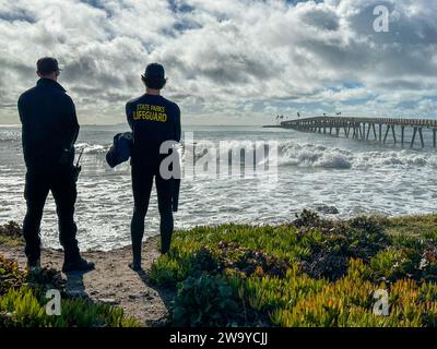 30 décembre 2023, Santa Barbara/Ventura, Californie, États-Unis: deux Life Guards expérimentés gardent un œil sur les surfeurs et les spectateurs du diable d'ardre tandis que Monster, King Tides, apporte des vagues spectaculaires après la tempête à la belle Rincon point, au sud de Carpinteria dans le comté de Santa Barbara et juste au nord de Ventura, le 30 décembre 2023 (Credit image : © Amy Katz/ZUMA Press Wire) À USAGE ÉDITORIAL UNIQUEMENT ! Non destiné à UN USAGE commercial ! Banque D'Images