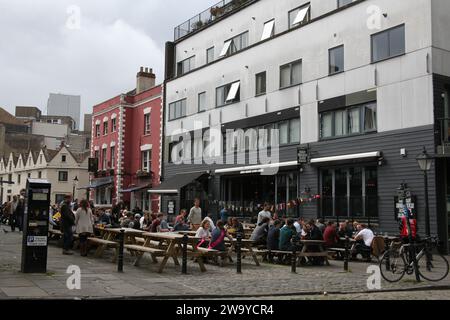 Bristol, Somerset, Royaume-Uni 06 16 2018 personnes socialisant ensemble dans un bar riverain à Bristol Banque D'Images