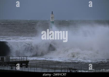 Aberystwyth pays de Galles UK météo 31st décembre 2023. D'énormes vagues entraînées par des vents féroces frappent la vieille ville victorienne sur la côte ouest alors qu'une tempête hivernale balaye le pays de Galles et le reste du Royaume-Uni, des rafales de vent atteignant 80 km/h frappent durement la vie et les biens. Crédit : mike davies/Alamy Live News Banque D'Images