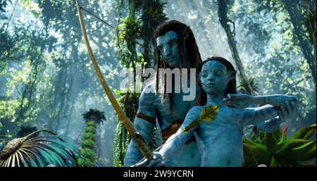 Avatar : The Way of Water (2023) réalisé par James Cameron et mettant en vedette Sam Worthington dans le rôle de Sully et Trinity JO-Li Bliss dans le rôle de sa fille Tuk sur la lune extrasolaire Pandora. Publicité encore ***USAGE ÉDITORIAL SEULEMENT***. Crédit : BFA / 20th Century Studios Banque D'Images