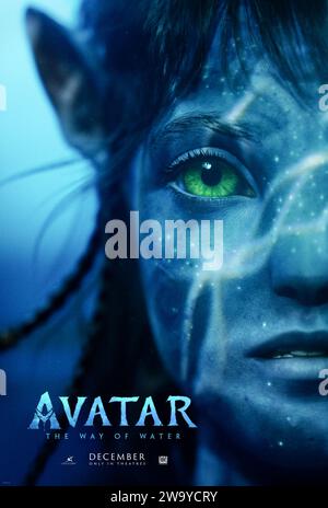 Avatar : The Way of Water (2023) réalisé par James Cameron et mettant en vedette Sam Worthington, Zoe Saldana et Sigourney Weaver. Jake Sully vit avec sa nouvelle famille formée sur la lune extrasolaire Pandora. Une fois qu'une menace familière revient pour finir ce qui a été commencé précédemment, Jake doit travailler avec Neytiri et l'armée de la race Na'vi pour protéger leur maison. Affiche US Advance ***USAGE ÉDITORIAL SEULEMENT***. Crédit : BFA / 20th Century Studios Banque D'Images