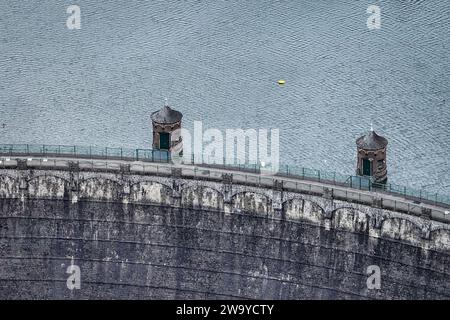 Solingen, Allemagne. 31 décembre 2023. Au barrage de Sengbach à Solingen, l’eau est très haute, juste en dessous du sommet du mur du barrage (photo aérienne prise avec un drone). La pluie de ces dernières semaines et de ces derniers jours a provoqué le remplissage du barrage. Crédit : Christoph Reichwein/dpa/Alamy Live News Banque D'Images