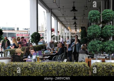 Bristol, Somerset, Royaume-Uni 06 16 2018 personnes socialisant ensemble dans un bar riverain à Bristol Banque D'Images