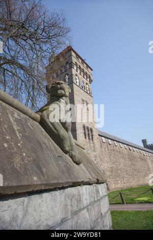 Un lion sur le mur des animaux de Castle Street à Cardiff, pays de Galles, au Royaume-Uni Banque D'Images