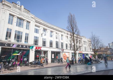 Vue sur Queen Street, Cardiff au pays de Galles au Royaume-Uni Banque D'Images