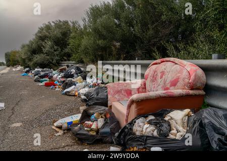 Pozzallo, Italie - 17 décembre 2023 : déchets et ordures sur le bord d'une autoroute en Sicile Banque D'Images