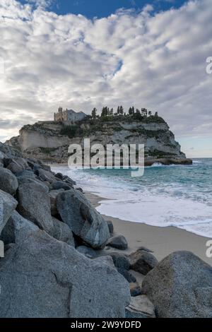 Tropea, Italie - 16 décembre 2023 : vue de l'église Santa Maria dell'Isola sur son promontoire rocheux à Tropea Banque D'Images