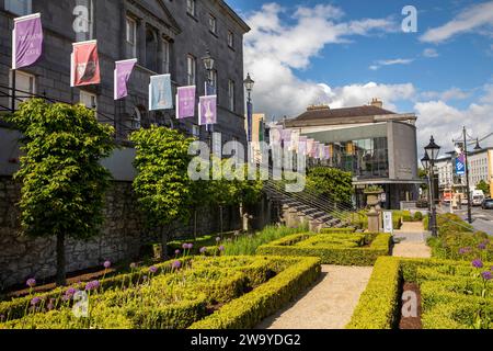 Irlande, Munster, Waterford, The Mall, Bishops Palace et Theatre Royal Banque D'Images