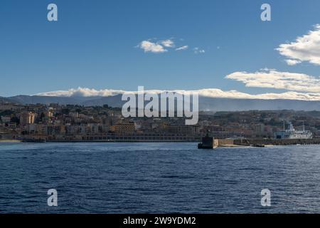 Villa San Giovanni, Italie - 17 décembre 2023 : vue sur le terminal de ferry et le port de Villa San Giovanni sur le détroit de Messine Banque D'Images