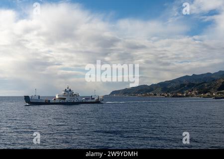 Villa San Giovanni, Italie - 17 décembre 2023 : ferry venant de Sicile en Italie dans le détroit de Messine Banque D'Images