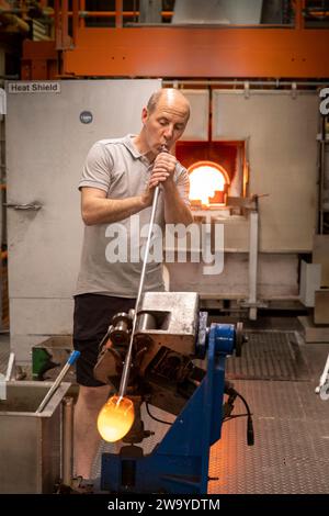 Irlande, Munster Waterford, Crystal Factory Tour, souffleur de verre au travail Banque D'Images