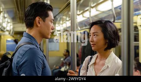 Past Lives (2023) réalisé par Celine Song et mettant en vedette Greta Lee, Teo Yoo et John Magaro. Nora et HAE Sung, deux amies d'enfance profondément liées, sont arrachées après que la famille de Nora ait émigré de Corée du Sud. Vingt ans plus tard, ils sont réunis pour une semaine fatidique alors qu’ils affrontent des notions d’amour et de destin. Photographie publicitaire ***USAGE ÉDITORIAL SEULEMENT***. Crédit : BFA / A24 Banque D'Images