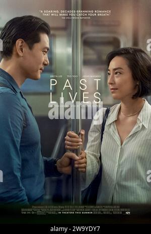 Past Lives (2023) réalisé par Celine Song et mettant en vedette Greta Lee, Teo Yoo et John Magaro. Drame sud-coréen sur Nora et HAE Sung, deux amies d'enfance profondément liées qui sont arrachées après que la famille de Nora ait émigré de Corée du Sud. Vingt ans plus tard, ils sont réunis pour une semaine fatidique alors qu’ils affrontent des notions d’amour et de destin. Affiche US une feuille ***USAGE ÉDITORIAL SEULEMENT***. Crédit : BFA / A24 Banque D'Images