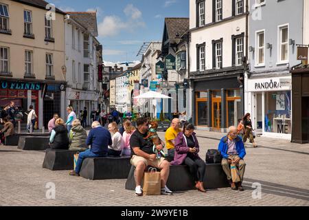 Irlande, Munster, Waterford, John Roberts Square, les acheteurs se reposant au soleil Banque D'Images