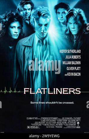 Flatliners (1990) réalisé par Joel Schumacher et mettant en vedette Kiefer Sutherland, Kevin Bacon, Julia Roberts et William Baldwin. Cinq étudiants en médecine expérimentent des expériences de « mort imminente », jusqu'à ce que les sombres conséquences des tragédies passées commencent à mettre leur vie en danger. Photographie d'une affiche originale de 1990 US une feuille ***USAGE ÉDITORIAL SEULEMENT***. Crédit : BFA / Columbia Pictures Banque D'Images