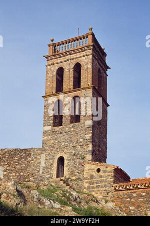 Château et ancienne mosquée. Almonaster la Real, province de Huelva, Andalousie, Espagne. Banque D'Images