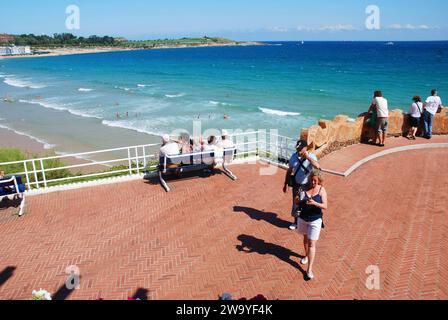 Point de vue sur la plage El Sardinero. Jardins Piquio, Santander, Espagne. Banque D'Images